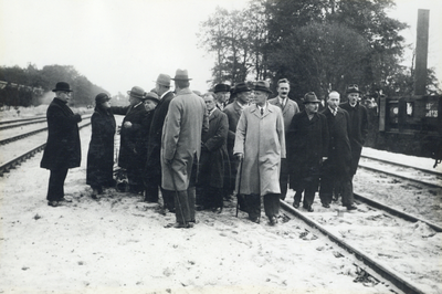 99623 Afbeelding van enkele raadsleden tijdens een excursie naar de spoorbaan richting Arnhem/ 's Hertogenbosch, bij de ...